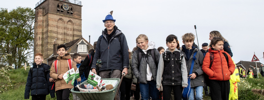 Henry Mentink uit Varik loopt met zijn kruiwagen naar Parijs. © Raphaël Drent