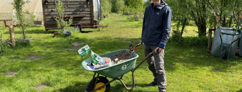 Henry Mentink met zijn kruiwagen bij Un Bietje Groen
